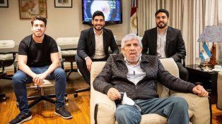 Facundo Moyano con su padre y hermanos