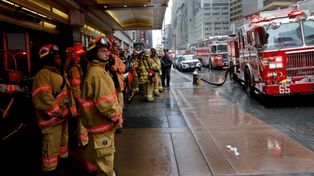 Al menos un muerto al chocar un helicóptero en Manhattan