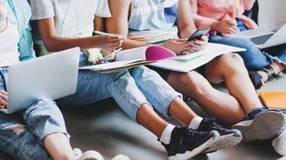 El gobierno nacional lanzó los vouchers educativos para las familias que no pueden pagar cuotas de colegios privados que no superen los $54.396.