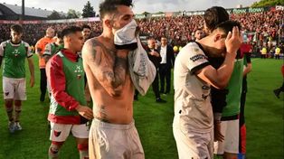Los jugaodores de Colón no encuentran consuelo tras perder con Gimnasia y descender de categoría.