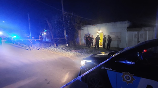 Crimen en Mateo Booz al 9000. La policía trabaja en el lugar donde anoche mataron a Lucas Leonel Urrutia, de 28 años.&nbsp;
