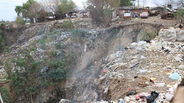 Barrio Antártida Argentina: Al borde de la barranca y cercados por la basura