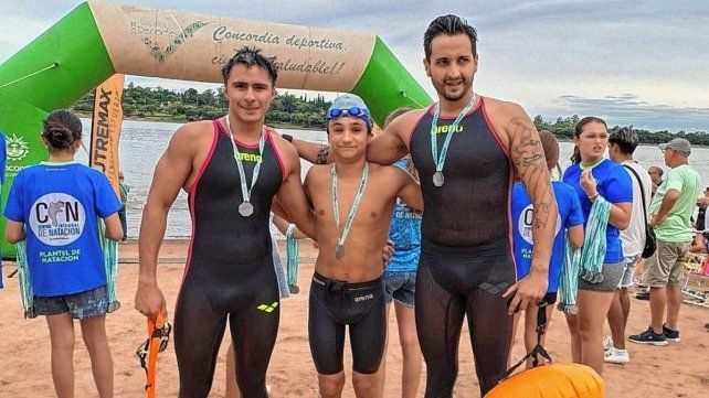 Los primeros tres nadadores que llegaron a la meta en la tradicional prueba en el río Uruguay.