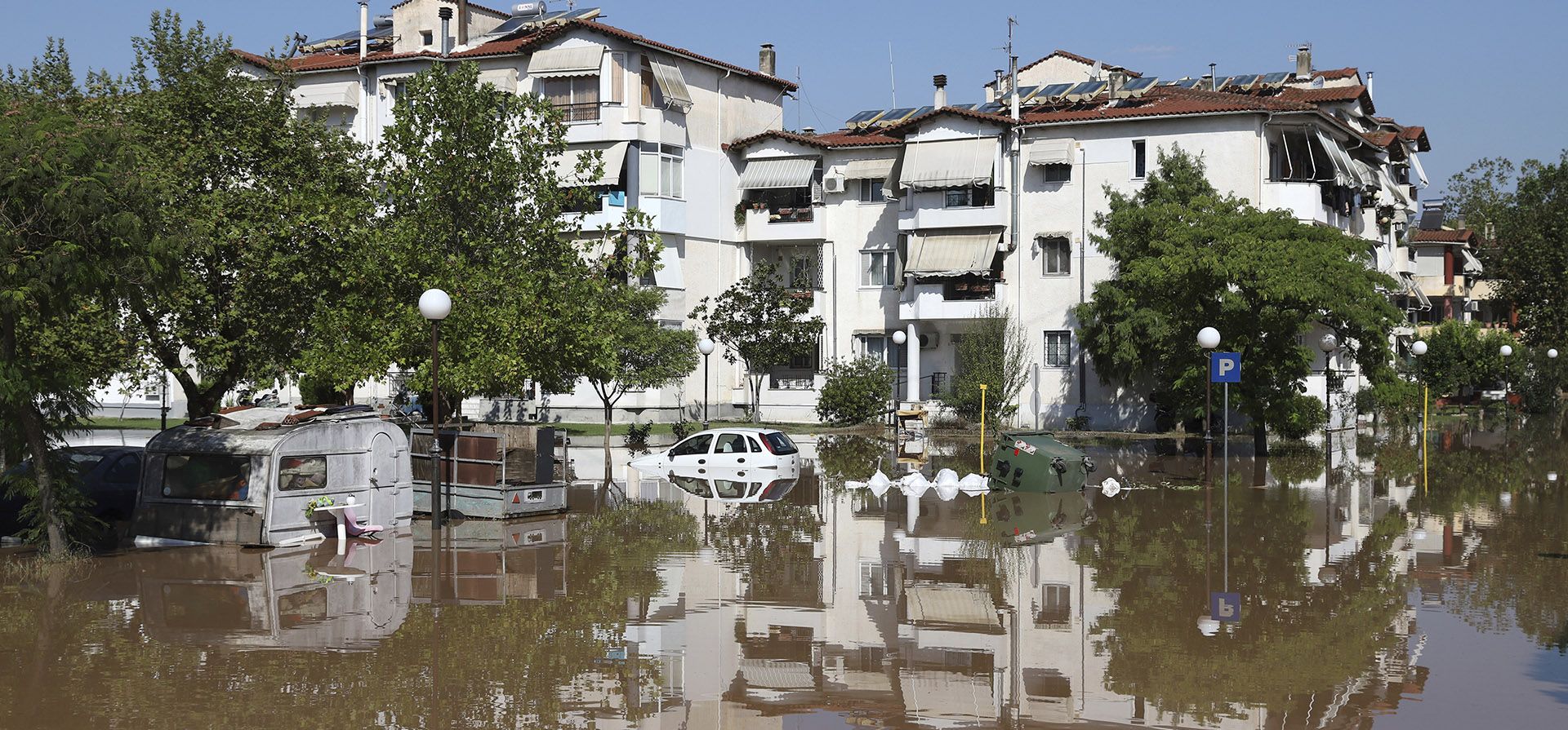 Las inundaciones cubren un suburbio después de la tormenta récord del país, en Larissa, región de Tesalia, Grecia central, el viernes 8 de septiembre de 2023. (Foto AP/Vaggelis Kousioras) Las inundaciones cubren un suburbio después de la tormenta récord del país, en Larissa, región de Tesalia, Grecia central, el viernes 8 de septiembre de 2023. (Foto AP/Vaggelis Kousioras)