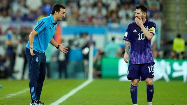 Lionel Scaloni dialoga con Messi. El técnico de la selección mostró temple en los peores momentos.