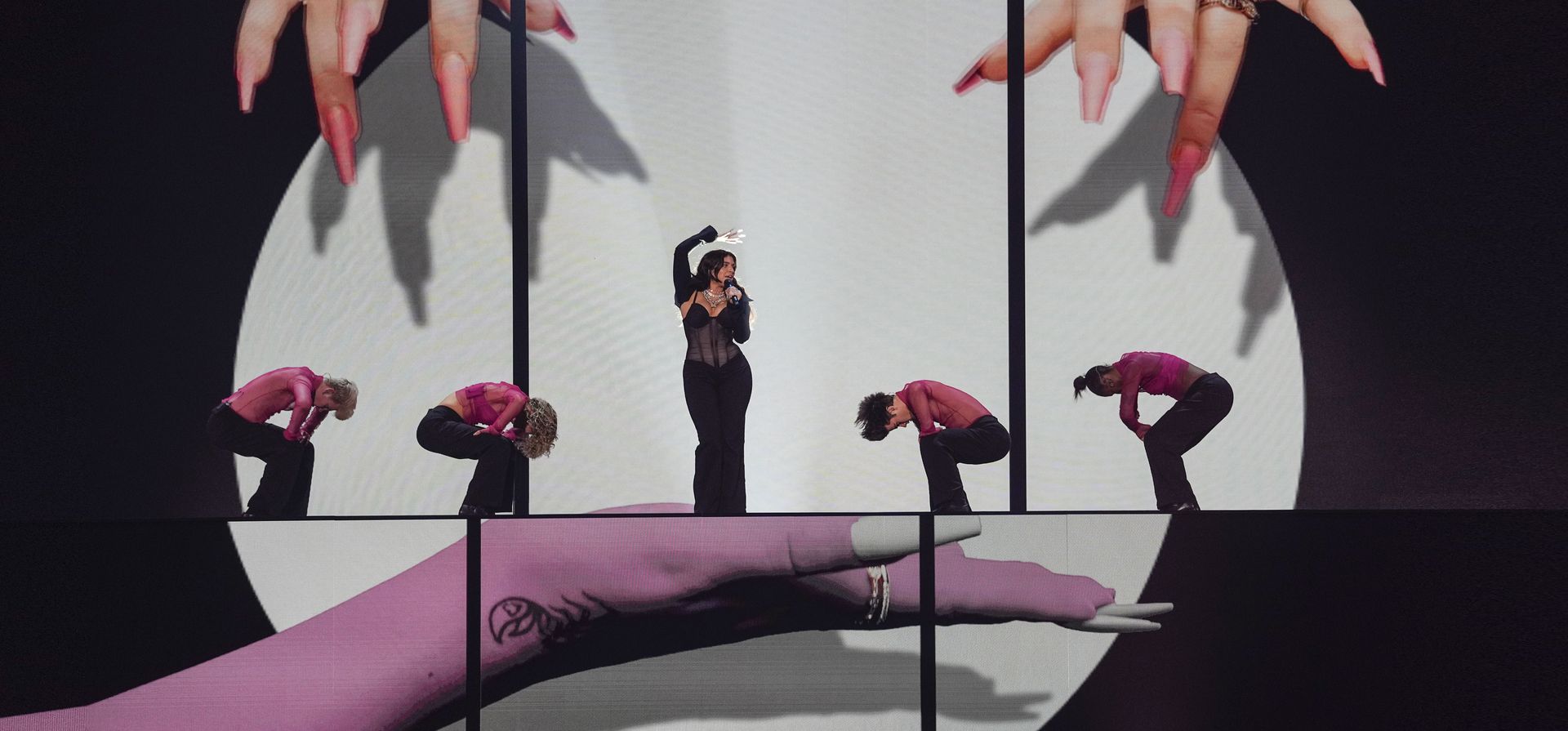 Mae Muller, del Reino Unido, se presenta durante los ensayos generales para la gran final del Festival de la Canción de Eurovisión en Liverpool, Inglaterra, el viernes 12 de mayo de 2023. (Foto AP/Martin Meissner)