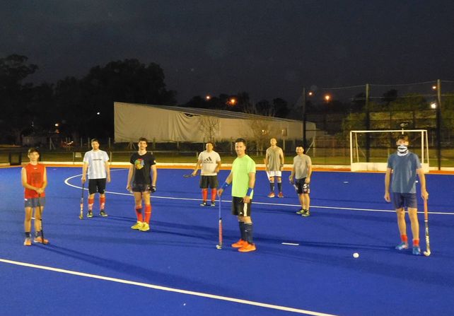 Uno de los grupos del plantel lasallano que trabaja en el sint&eacute;tico de la Asociaci&oacute;n Santafesina de Hockey.