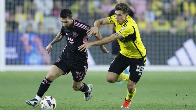 Lionel Messi, del Inter de Miami, y Malte Amundsen, del Columbus Crew, persiguen el balón durante la segunda mitad de un partido de fútbol de la MLS, el miércoles 2 de octubre de 2024, en Columbus, Ohio. (Foto AP/Jay LaPrete)