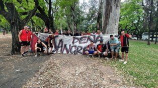 Los hinchas de Colón desde muy temprano se agruparon en las afueras del Coloso Marcelo Bielsa.