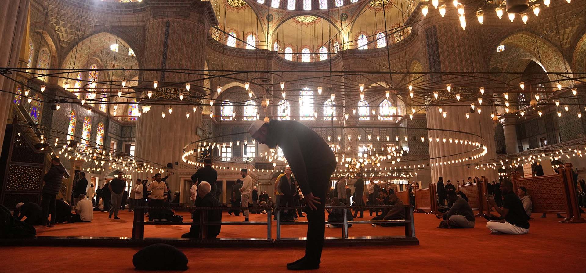 Musulmanes rezan en la mezquita azul, de la era otomana del sultán Ahmed en Estambul, Turquía, el viernes, 21 de noviembre de 2025, antes de la visita del papa León XIV a Turquía. (AP Foto/Francisco Seco) Musulmanes rezan en la mezquita azul, de la era otomana del sultán Ahmed en Estambul, Turquía, el viernes, 21 de noviembre de 2025, antes de la visita del papa León XIV a Turquía. (AP Foto/Francisco Seco)
