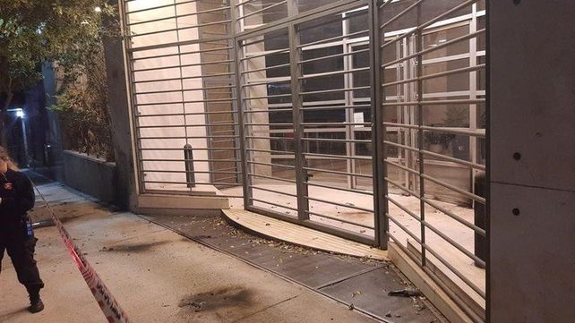 El frente del edificio ubicado en Barracas acus&oacute; recibo del ataque.