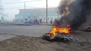 Protesta de vecinos en el Centro de Distrito de La Tablada.