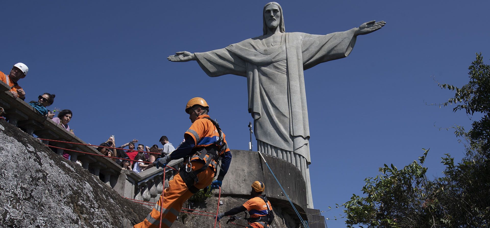 Recolectores de basura descienden por el monte del Corcovado para retirar la basura tirada ladera abajo, junto a la estatua del Cristo Redentor, en Río de Janeiro, Brasil, el 22 de agosto de 2024. (AP Foto/Bruna Prado) Recolectores de basura descienden por el monte del Corcovado para retirar la basura tirada ladera abajo, junto a la estatua del Cristo Redentor, en Río de Janeiro, Brasil, el 22 de agosto de 2024. (AP Foto/Bruna Prado)