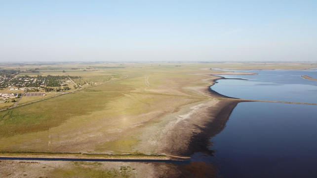 La laguna bajó cuatro metros. Su cota en 2017 era de alrededor de 86 metros snm y hoy está en 82 metros. Además se recuperaron centenares de hectáreas que estaban bajo el agua.