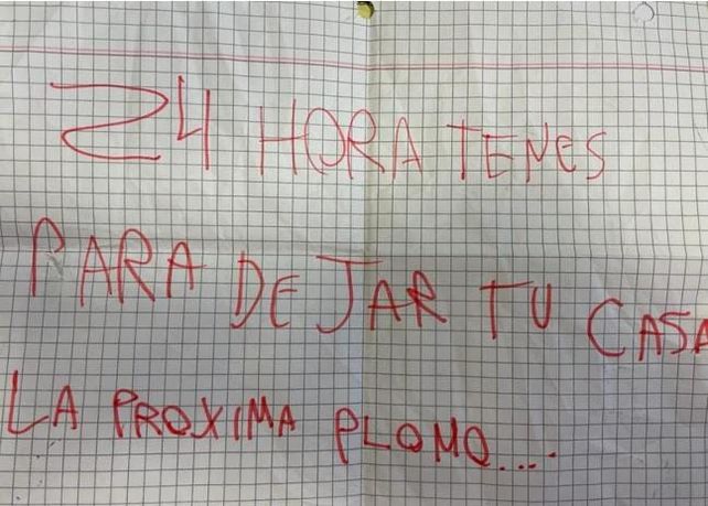 El mensaje intimidante que dejaron en una de las casas: “24 horas tenés para dejar tu casa la próxima plomo”.