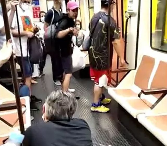 La agresión ya fue consumada y el enfermero queda arrodillado en el suelo.