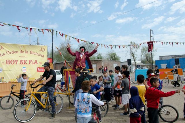 La Orden de la Bicicleta visita el Fonavi del Barrio Centenario de Santa Fe