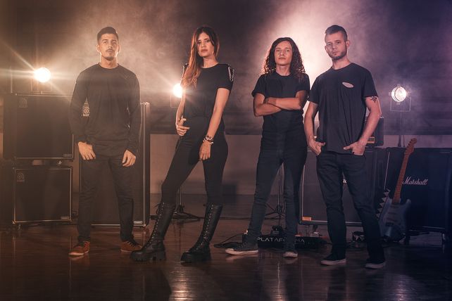 Mica Racciatti con los integrantes de su banda.