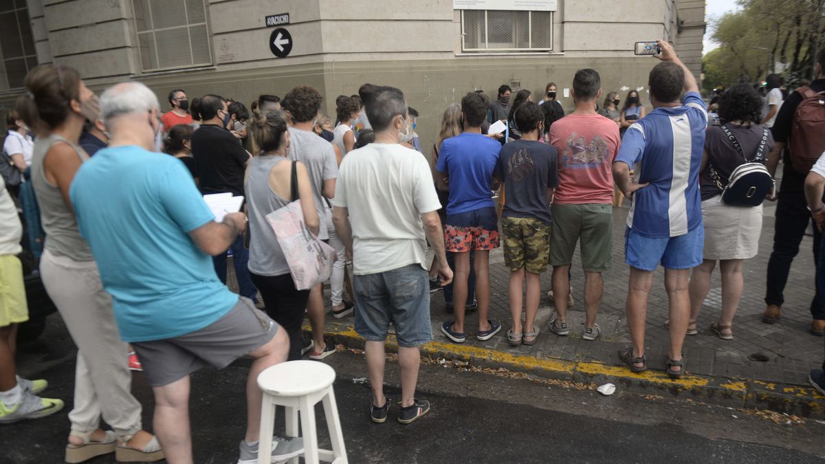 Docentes de la UNR paran 48 horas por una suba salarial