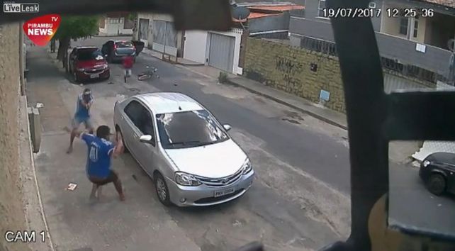 VIDEO: se bajan del auto, lo acribillan a balazos y escapan