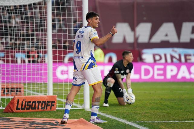 Veliz ya metió el taco y le agradece a Sández por el pase. La pelota quedó en las manos de Losada.