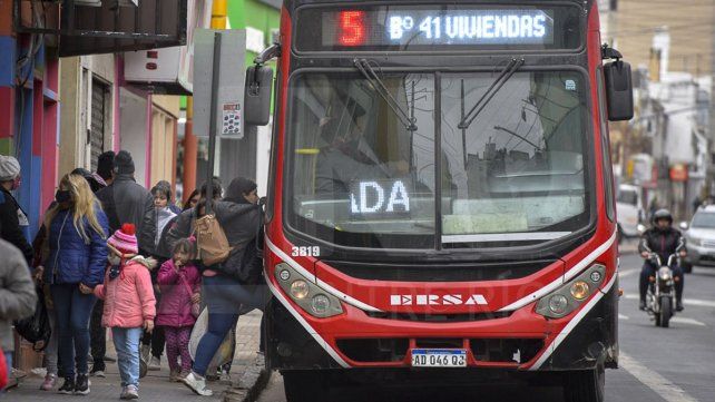 Choferes de Paraná denuncian mal estado de colectivos y UTA apunta a la empresa y al municipio.