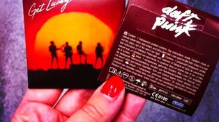 El dúo Daft Punk se suma a la movida de prevención con un condón de la suerte