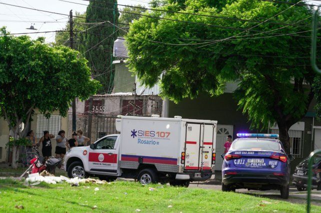 Personal de la PDI en la plaza de Juan Manuel de Rosas
