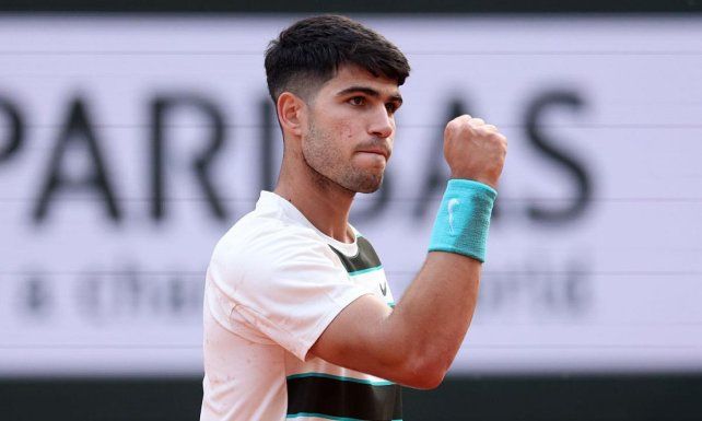 Un Alcaraz indomable avanzó en Roland Garros y ya está en cuartos de final