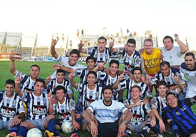 Los jugadores del Decano uruguayense celebraron el campeonato en su cancha.