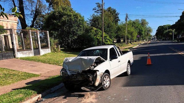 La Volkswagen Saveiro quedó con severos daños en la parte frontal tras impactar de atrás al auto.