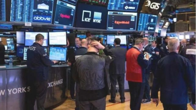 Desplome de acciones de Facebook por el apagón mundial que incluye a Whatsapp e Instagram