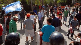 Arrancan postes para que no construyan un muro entre San Isidro y San Fernando