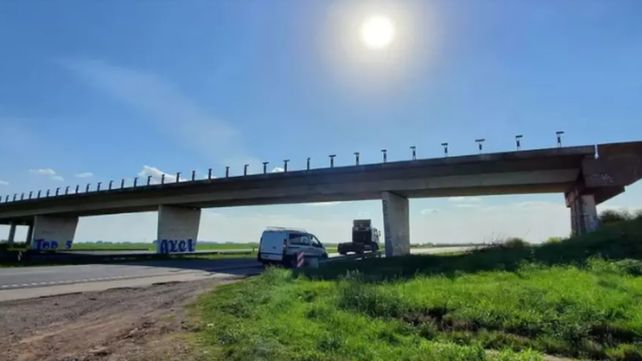 La historia viral del puente que no lleva a ninguna parte en la autopista Rosario-Buenos Aires