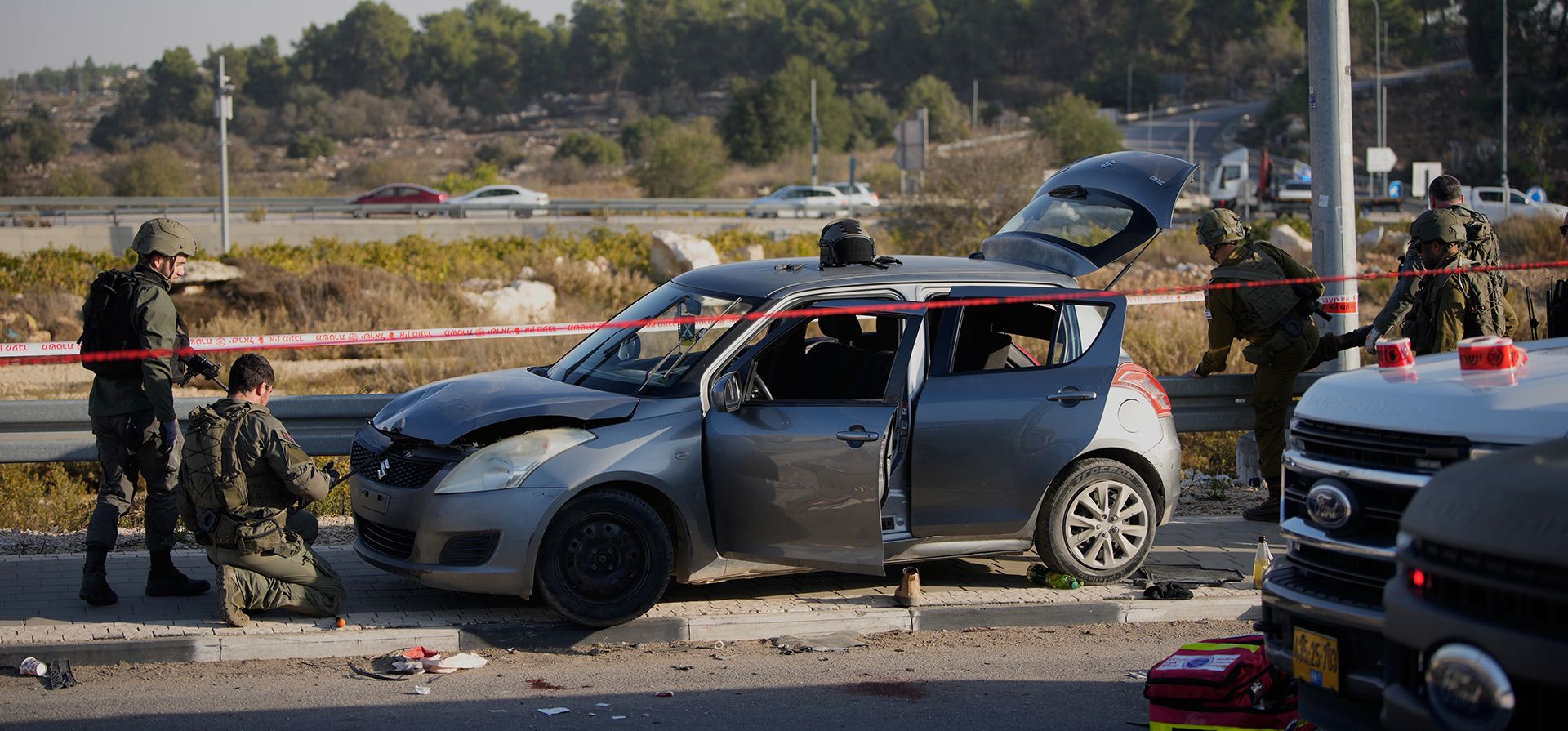 Miembros de las fuerzas de seguridad israelíes inspeccionan un vehículo utilizado, según las autoridades, en un ataque con atropello y arma blanca cerca del asentamiento judío de Gush Etzion, en Cisjordania, el martes 18 de noviembre de 2025. (Foto AP/Ohad Zwigenberg) Miembros de las fuerzas de seguridad israelíes inspeccionan un vehículo utilizado, según las autoridades, en un ataque con atropello y arma blanca cerca del asentamiento judío de Gush Etzion, en Cisjordania, el martes 18 de noviembre de 2025. (Foto AP/Ohad Zwigenberg)