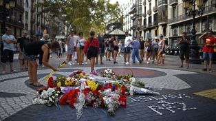 Homenajes a las víctimas en el aniversario de los atentados en Barcelona