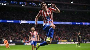 Julián Álvarez, con suerte y oportunismo en el tercer gol, y a pura potencia en el cuarto.