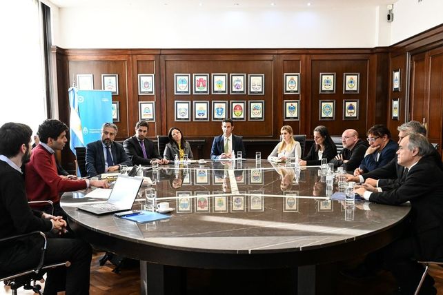 Aspecto de la reunión llevada a cabo esta tarde en la secretaria de Comercio.