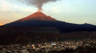 Aerolíneas de Estados Unidos suspenden operaciones en México por volcán