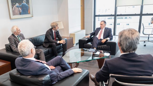 Rogelio Frigerio se reunió con el presidente de Uruguay Yamandú Orsi para plantear la preocupación por la instalación de la planta de hidrógeno frente a Colón.&nbsp;