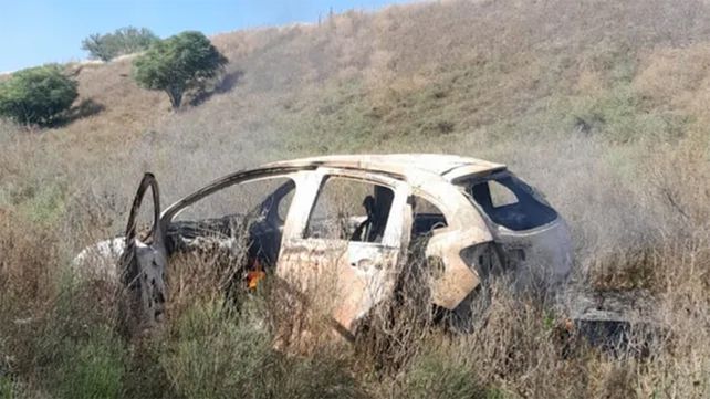 El Citroën C3 que fue hallado el sábado a la mañana incendiado en un descampado de Funes.&nbsp;