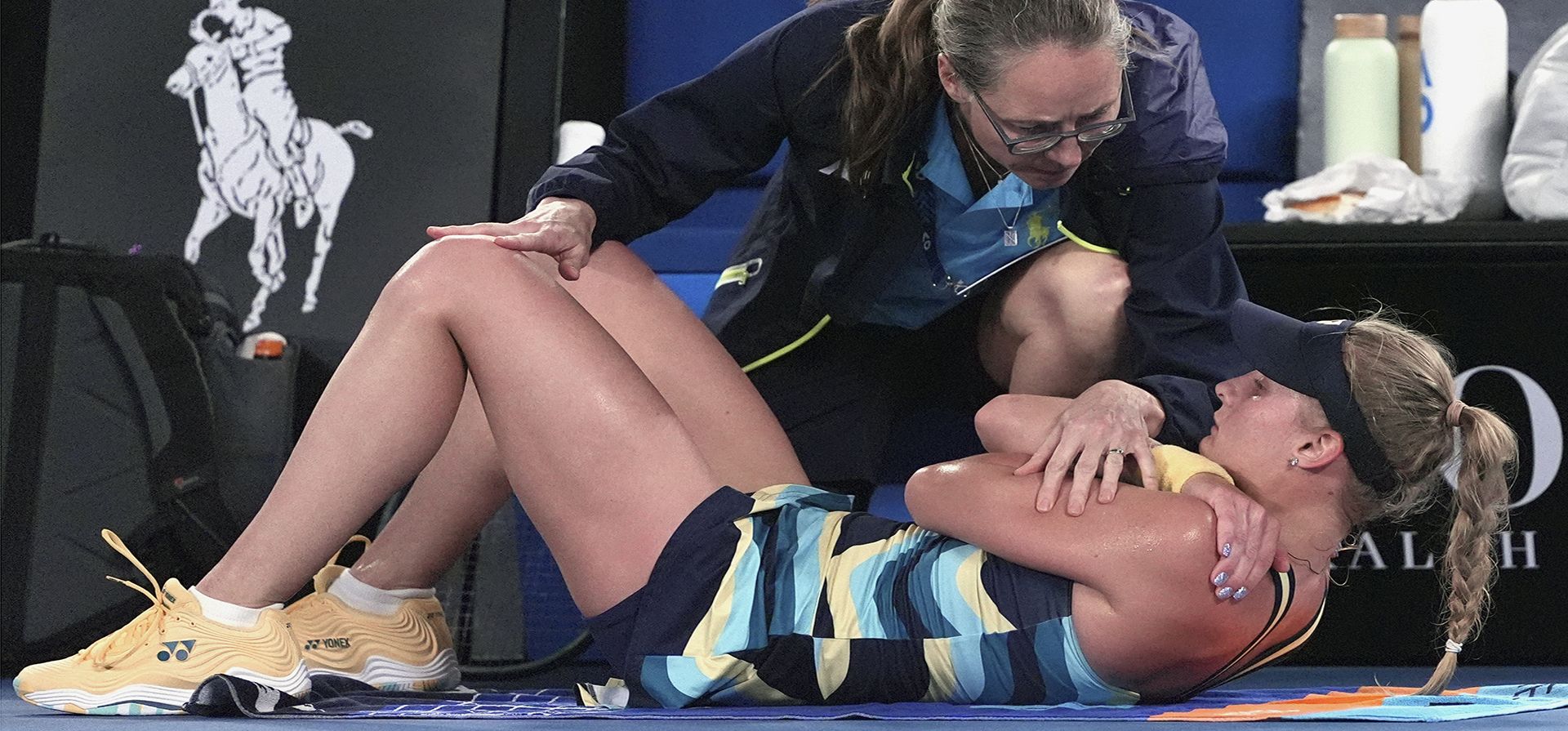 Dayana Yastremska de Ucrania recibe tratamiento de un entrenador durante su semifinal contra Zheng Qinwen de China en el campeonato de tenis del Abierto de Australia en Melbourne Park, Melbourne, Australia, el jueves 25 de enero de 2024. (Foto AP/Andy Wong) Dayana Yastremska de Ucrania recibe tratamiento de un entrenador durante su semifinal contra Zheng Qinwen de China en el campeonato de tenis del Abierto de Australia en Melbourne Park, Melbourne, Australia, el jueves 25 de enero de 2024. (Foto AP/Andy Wong)