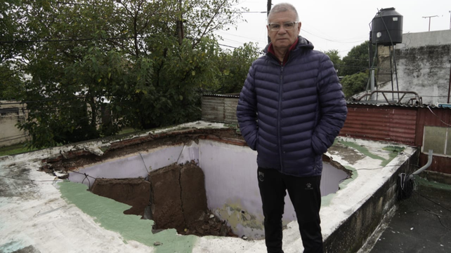 Guillermo exhibe los daños que causó el derrumbe en su casa de zona sur