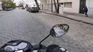 Video: persiguió a un ladrón con la moto y recuperó el celular robado a una maestra