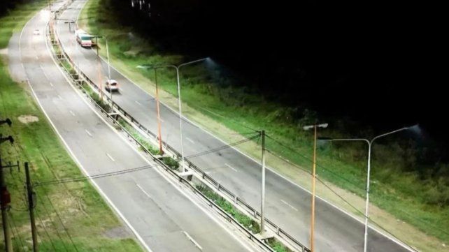 Violentos delincuentes emboscaron a un motociclista con fierros y disparos para robarle la moto