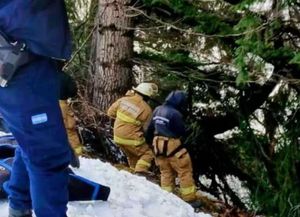 Tragedia en Bariloche: un auto cayó al Nahuel Huapi por el hielo y murió una nena de 3 años