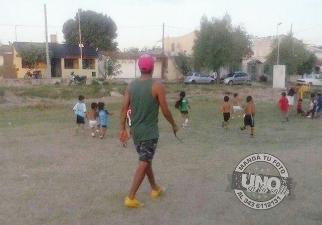 Marcelo Fuentes donó elementos deportivos a una escuelita de fútbol