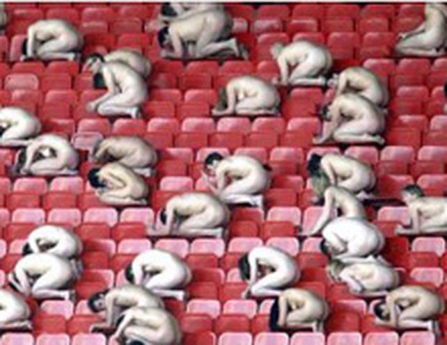 Casi dos mil personas se desnudan para promocionar la Eurocopa 2008