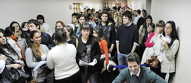 Los aspirantes coparon durante esta semana los pasillos de Tribunales para rendir el examen de ingreso. La más temida es la prueba de mecanografía: hay que escribir 140 palabras en 4 minutos. (Foto: Sebastián Suárez Meccia)