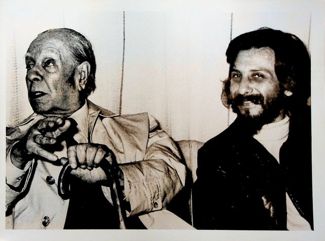 Un sonriente Hugo acompaña a Borges.